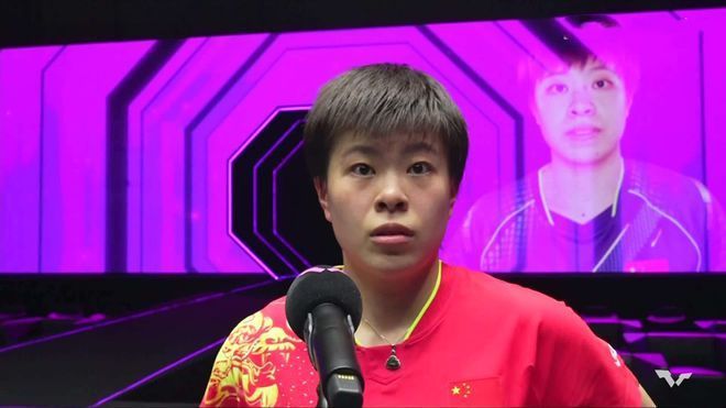 Kate和Chloe是一对闺蜜。一天，她们收到了一封角逐约请函。此次角逐加入的对象是那些在小时辰加入过才艺角逐的人。在上一次的角逐中，幼小的kate和chloe出尽丑态，为了挽回颜面，她们决议应邀加入。可是，在往往角逐的途中却含辛茹苦。经济拮据的两人上演了欧版的《人在囧途》。到底路途有多囧呢？